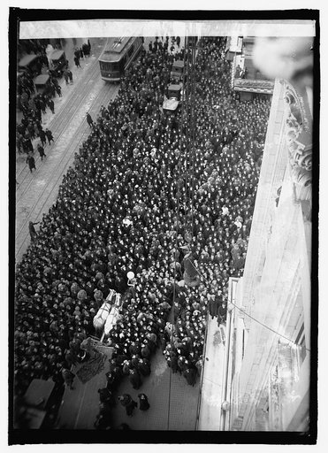 Houdini [dangling from the B.F. Keith's Theatre, G and 15th Streets, N.W., in an upside-down straitjacket escape, Washington, D.C.