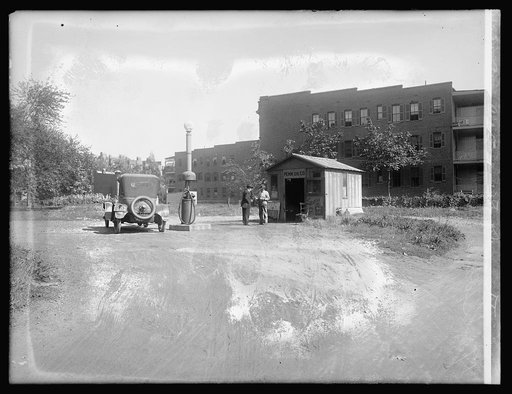 Penn Oil Co., 17th & [...] station, [Washington, D.C.