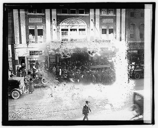 Crowds, Metropolitan Theater