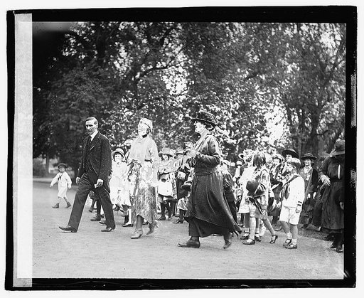 Mrs. Harding, Miss Harlan & children of D.A.R., 4/16/21