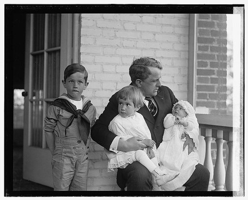 Secty. Davis & children, 4/23/22