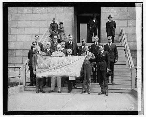 Flag captured by the 118th Illinois regiment from the 11th Tenn. Volunteers which was today returned to the state of Tenn. on the anniversary of General Grant's birth. Front row, left to right: Gaylord Davidson of Ill. who made the presentation, W.C. Galloway, Commander of the Army of Northern Va. C