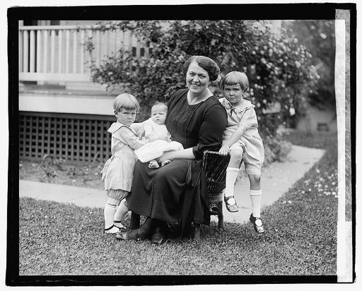 Mrs. Clyde Kelly & children