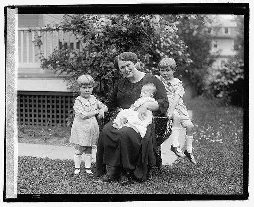 Mrs. Clyde Kelly & children, 6/1/22
