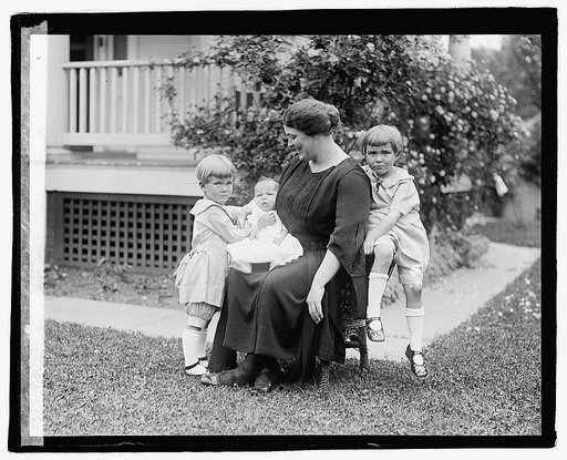 Mrs. Clyde Kelly & children