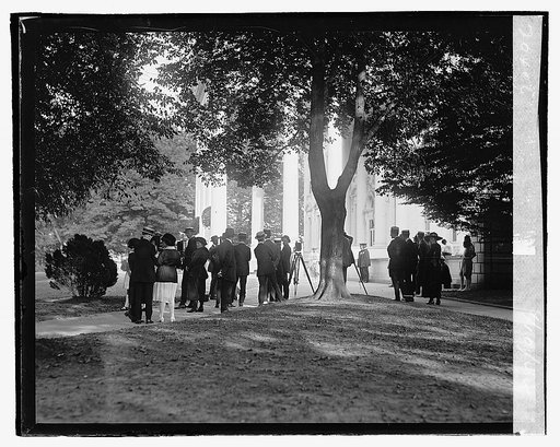 Group outside White House], 9/10/22