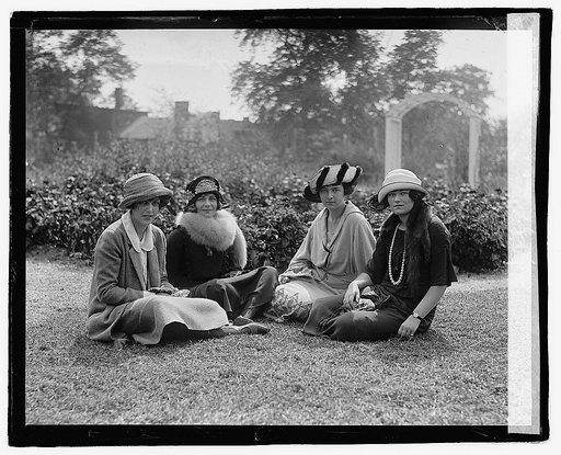 Miss Virginia Selden, Miss Alice Milburn and two unidentified women], 9/29/22