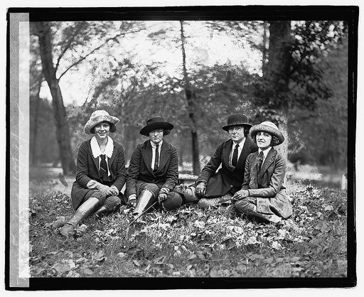 Emma Slitt, Helen Campbell and two unidentified women], 10/26/22