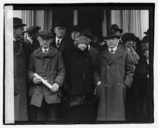 Group of unidentified men and women], 12/7/22