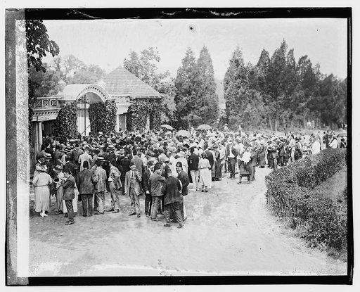 Crowds at Mt. Vernon