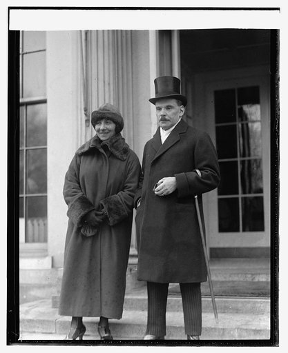 Unidentified people outside White House, Washington, D.C.