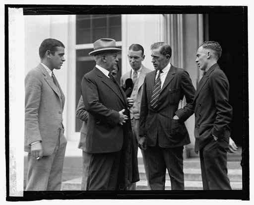Sen. James Couzens with newspapermen at White House, [9/19/24