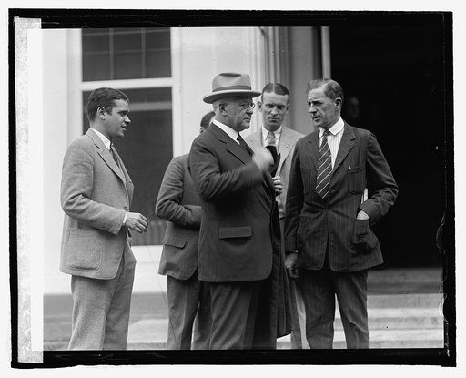 Sen. James Couzens with newspaper men at White House, 9/19/24