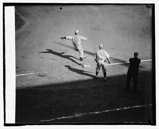 Frisch rounding 1st on his ankle 1st inning, 6th game, 10/9/24