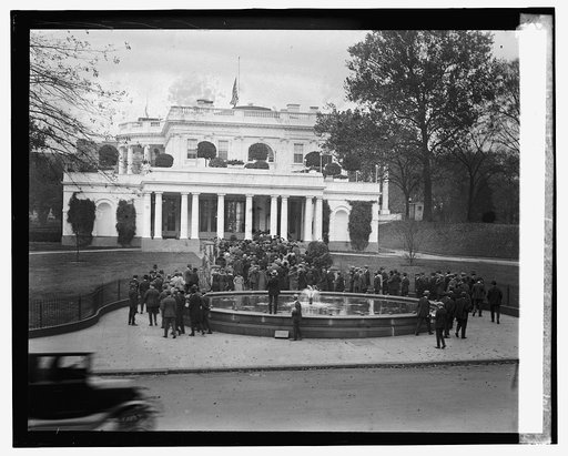 Employees of Dept. of Ag. going into W.H. to view body of Sen. Wallace, 10/27/24