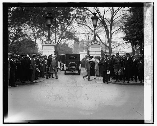 Crowds outside White House during funeral of Sen. Wallace, 10/27/24