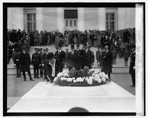 Mrs. Coolidge places white rose on Tomb of Unknown Sol., 11/11/24