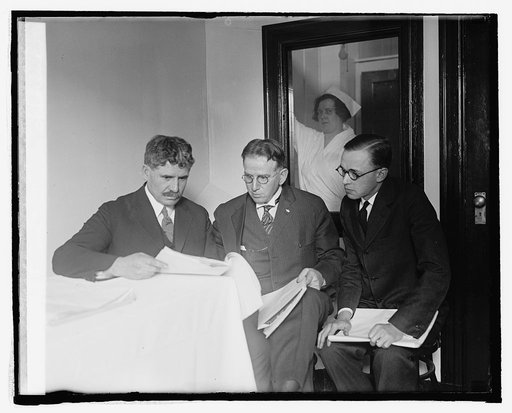 Gen. Frier tries out chlorine gas chamber at Vet. Bureau, [3/16/25