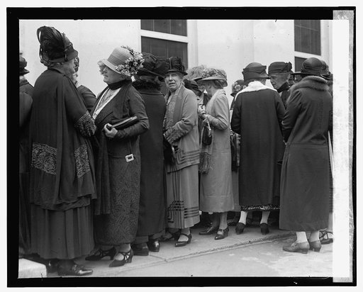 Mrs. Wm. H. Taft with colonial dames at W.H., 5/13/25