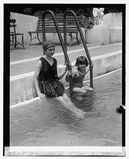 Mlle. Daeschner & Sabine Willem at Henderson's pool, 6/8/25