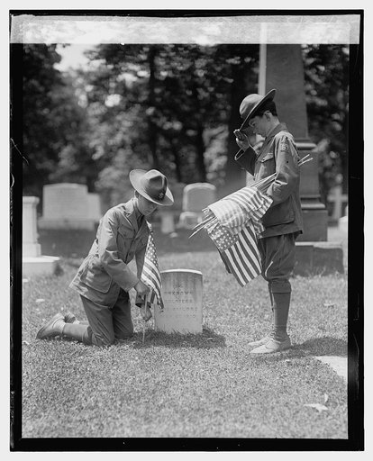 Scouts at tomb of 14 Vets of war of 1812, Arlington, 5/28/25