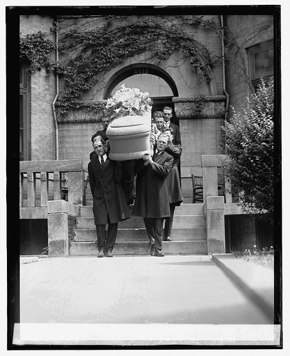 Body of senator La Follette being taken to station, 6/19/25