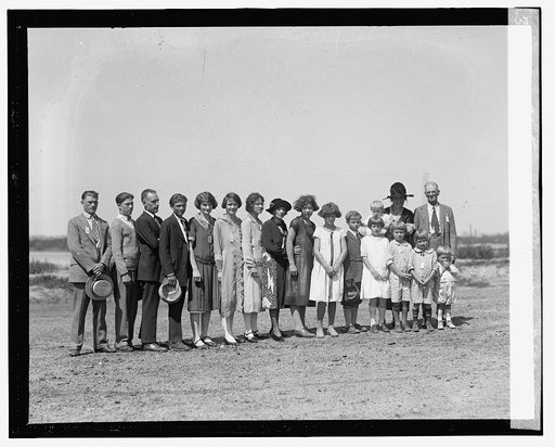 Mr. & Mrs. Robt. Arnold of Alex. Va. with their 16 children, 8/22/25