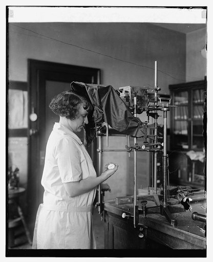 Miss C.L. Larry [i.e. Torrey] testing radium at Bu. of Standards, [8/17/25