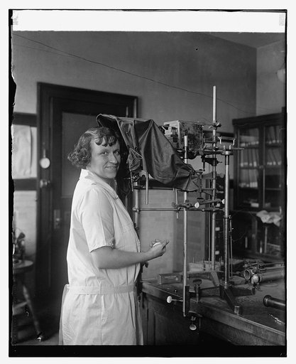 Miss C.L. Larry [i.e. Torrey] testing radium, Bu. of Standards, 8/17/25