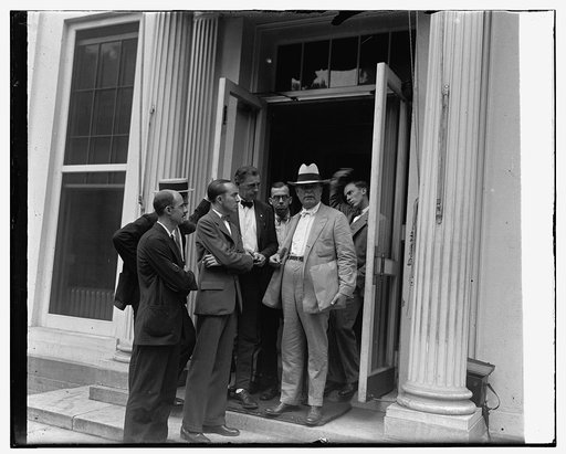 Sen. Borah & newspapermen at W.H., 9/16/25