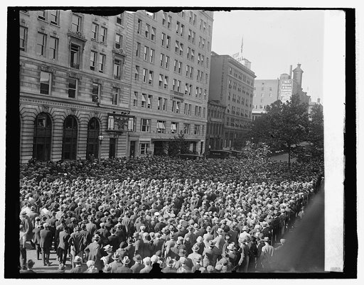 Crowd at star scoreboard World Series, 1925