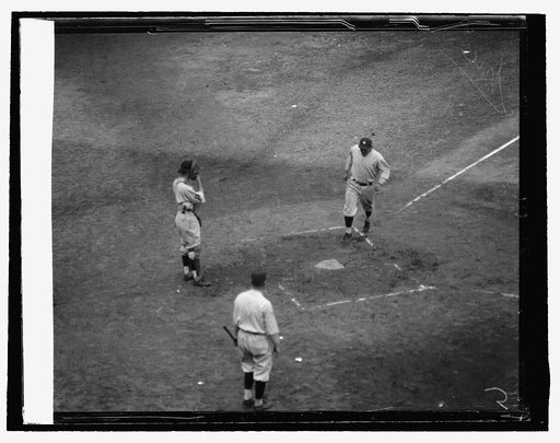 Joe Harris scoring on home run in 3rd inning, 10/11/25