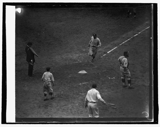 Joe Harris scoring on home run in 4th inning, 10/12/25
