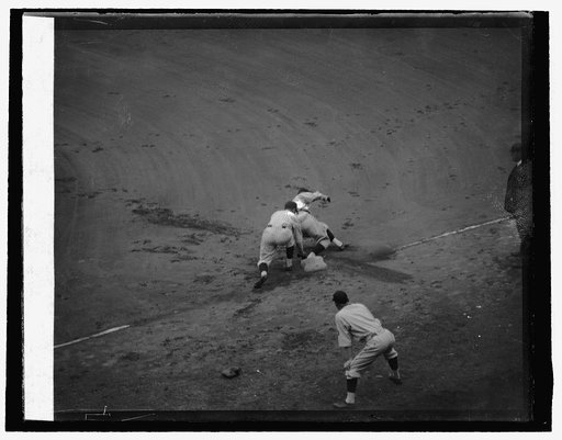 Carey safe at 1st when Cov. tried to pick him off, 1st in., 10/12/25