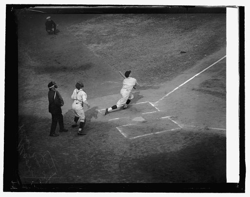 Moore flies out, 1st in., 10/11/25