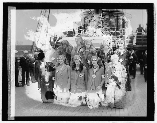 Debs sign up officers & crew of Mayflower for Red Cross, 11/5/25
