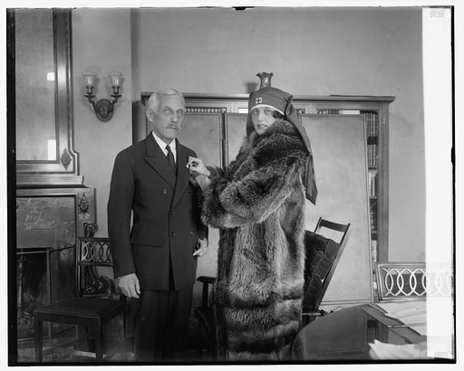 Miss Virginia Seldon enrolling Sec. Mellon in Red Cross, [11/18/25