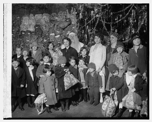 Mrs. Coolidge distributes Xmas bags for Central Union Mission, 12/24/25