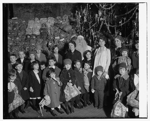 Mrs. Coolidge distributes Xmas bags for Central Union Mission, [12/24/25