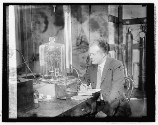 H.B. Henrickson of Bu. of Stds. with Lt. Macreadye barograph, 3/19/26
