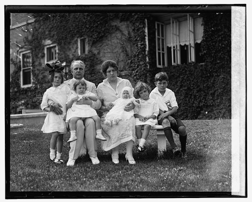 Sec. & Mrs. Davis with Jean, Jane, Jewell, Joan, Jimmie, [7/7/26