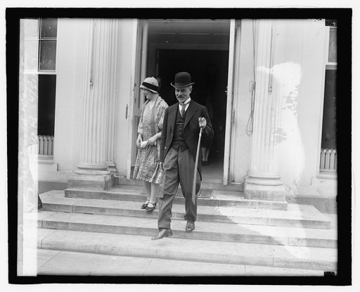 Ramsay McDonald & daughter Isabel leaving W.H., 4/21/27