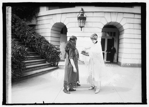 Pres. & Mrs. Harding & Campfire Girls, [6/17/21