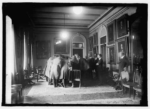 Correspondents viewing the Four-Power treaty, 12/13/21
