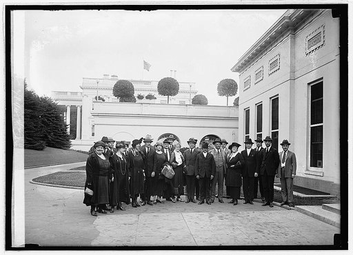 Unidentified group of men and women outside White House], 9/18/22