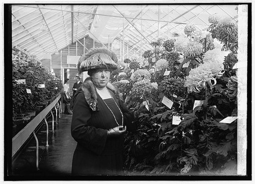 Mrs. Wallace at Mum show, [10/28/22