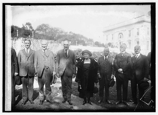 Harding and group outside White House], 10/25/22