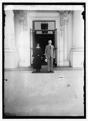 Coolidge & Mrs. C. arriving at White House, [8/21/23