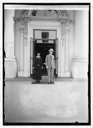 Coolidge & Mrs. C. arriving at White House, 8/21/23
