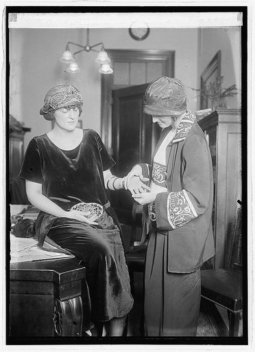 Roxie Stinson has her fortune told, [3/27/24